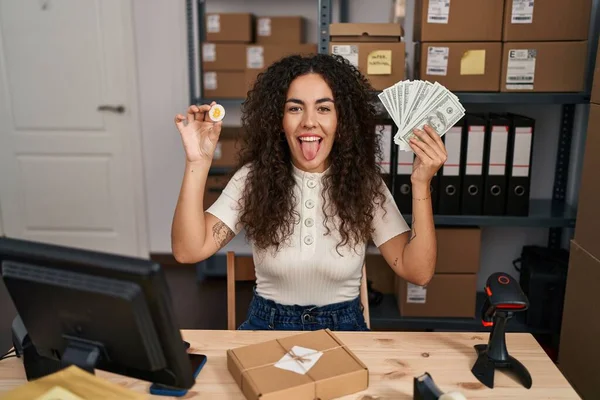 Küçük Işletme Şirketinde Çalışan Genç Spanyol Kadın Elinde Para Bitcoin — Stok fotoğraf