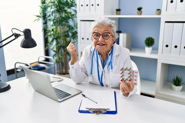 Senior Woman Grey Hair Wearing Doctor Uniform Holding Prescription Pills — Stock Photo, Image