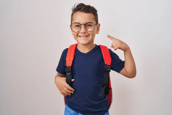 Menino Hispânico Usando Óculos Mochila Estudantil Sorrindo Feliz Apontando Com — Fotografia de Stock