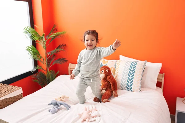 Liebenswertes Hispanisches Kleinkind Das Auf Dem Bett Steht Und Schlafzimmer — Stockfoto