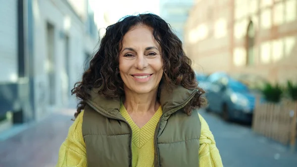 Hispanische Frau Mittleren Alters Lächelt Selbstbewusst Auf Der Straße — Stockfoto