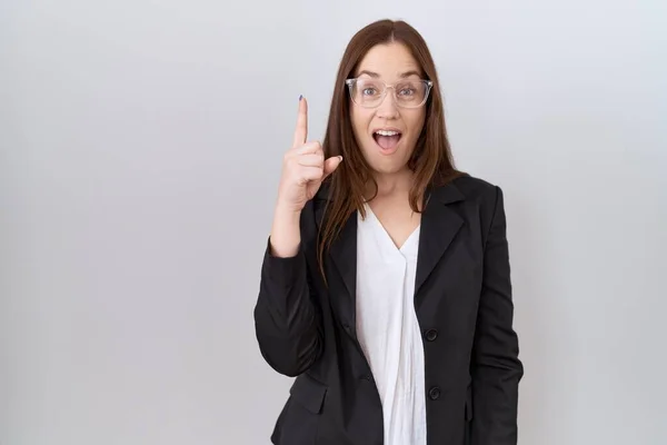 Vacker Brunett Kvinna Bär Business Jacka Och Glasögon Pekar Finger — Stockfoto