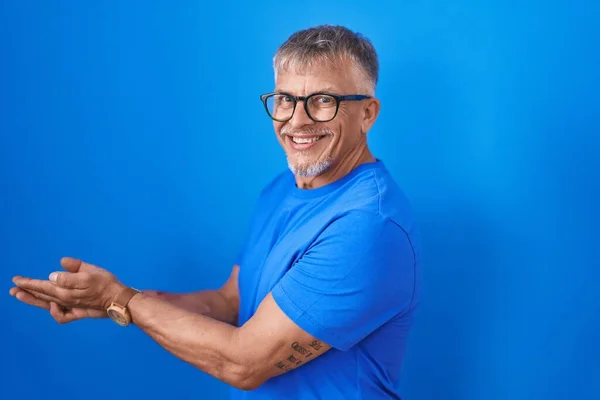 Hispanic Man Grey Hair Standing Blue Background Pointing Aside Hands — 스톡 사진