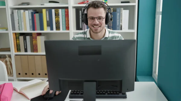 Young Caucasian Man Using Computer Wearing Headphones Library University — Fotografia de Stock