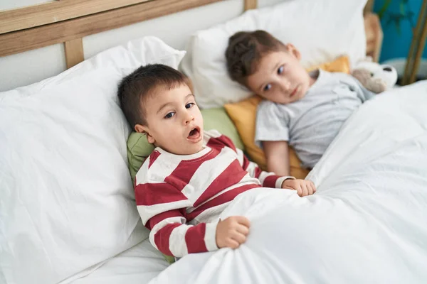 Dwójka Dzieci Leży Łóżku Sypialni — Zdjęcie stockowe