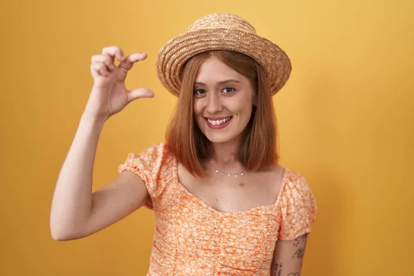 Young Redhead Woman Standing Yellow Background Wearing Summer Hat Smiling — Stock Photo, Image