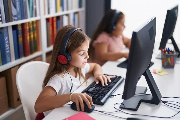 Two Kids Students Wearing Headphones Using Computer Studying Classroom — Stockfoto