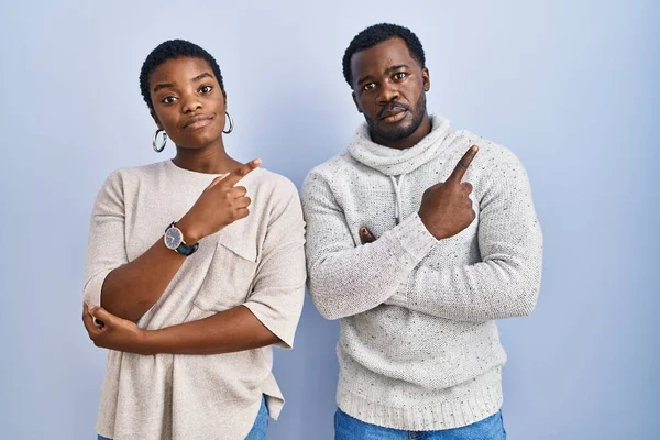 Mladý Africký Americký Pár Stojící Nad Modrým Pozadím Spolu Ukazuje — Stock fotografie