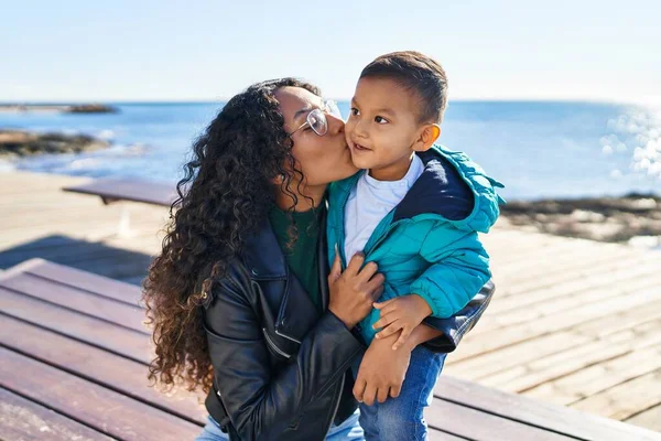 Madre Hijo Abrazándose Besándose Sentados Banco Orilla Del Mar —  Fotos de Stock