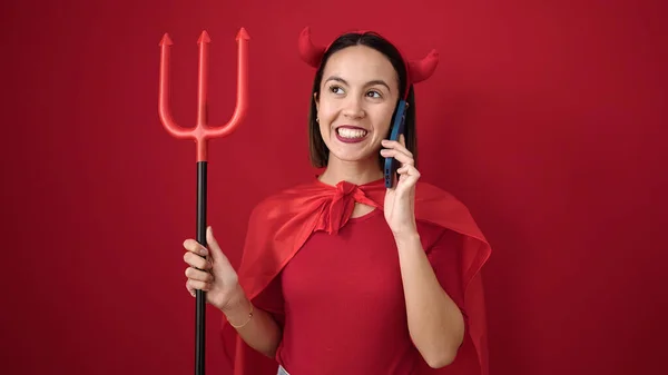 Şeytan Kostümü Giymiş Genç Güzel Bir Spanyol Kadın Izole Edilmiş — Stok fotoğraf