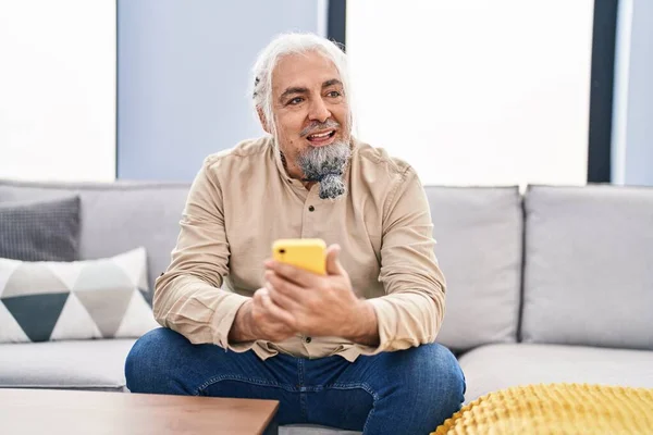 Středního Věku Šedovlasý Muž Pomocí Smartphone Sedí Pohovce Doma — Stock fotografie