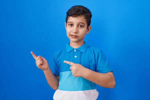 Küçük Spanyol Çocuk Mavi Arka Planda Duruyor Gülümsüyor Kameraya Bakıyor — Stok fotoğraf
