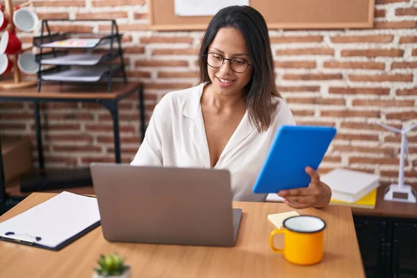 Young Hispanic Woman Business Worker Using Laptop Touchpad Office — Zdjęcie stockowe