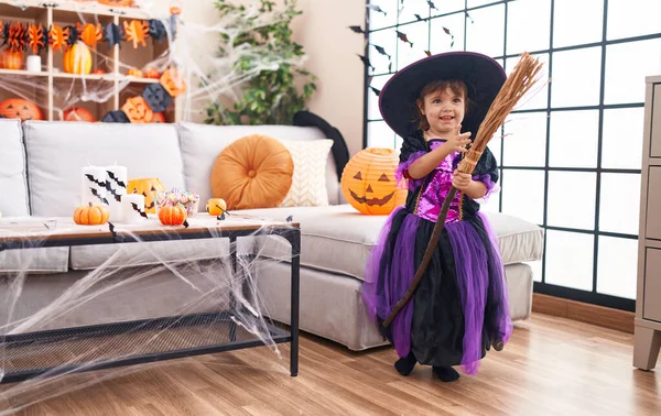 Adorabile Ragazza Ispanica Che Indossa Costume Strega Halloween Tenendo Scopa — Foto Stock