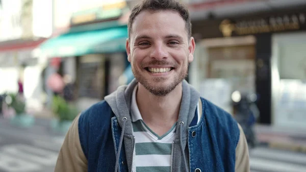 Νεαρός Καυκάσιος Άντρας Χαμογελάει Αυτοπεποίθηση Στο Δρόμο — Φωτογραφία Αρχείου