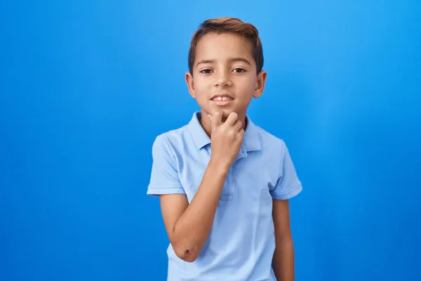 Mały Latynoski Chłopiec Luźnej Niebieskiej Koszulce Myślący Wątpliwościach Palcem Podbródku — Zdjęcie stockowe