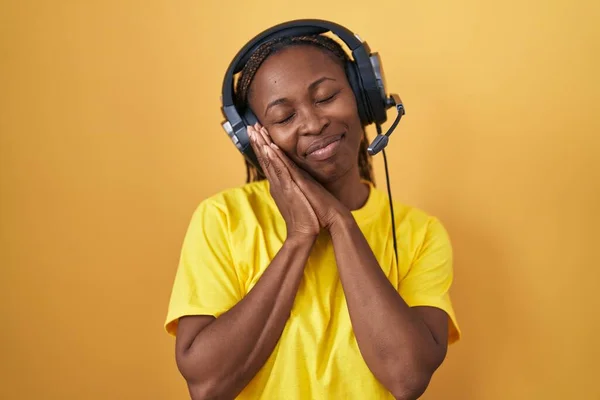 African American Woman Listening Music Using Headphones Sleeping Tired Dreaming — Stock Photo, Image