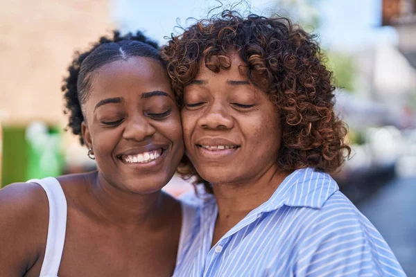 African American Women Mother Daughter Standing Together Street — Stockfoto