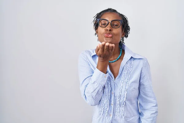 Afrikansk Kvinna Med Dreadlocks Stående Över Vit Bakgrund Bär Glasögon — Stockfoto