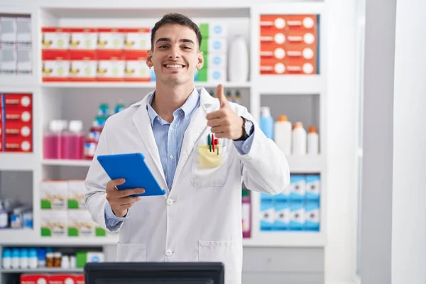 Hombre Hispano Guapo Trabajando Farmacia Con Tableta Sonriendo Feliz Positivo —  Fotos de Stock