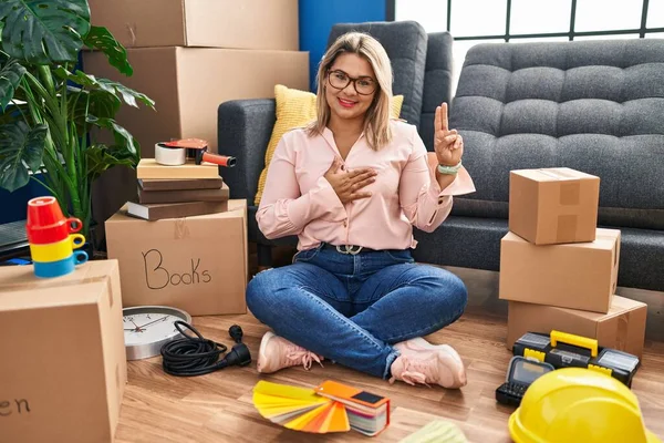 Young Hispanic Woman Moving New Home Sitting Floor Smiling Swearing — Stockfoto