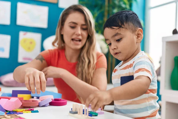 Teacher Toddler Playing Geometry Blocks Sitting Table Kindergarten — Stockfoto
