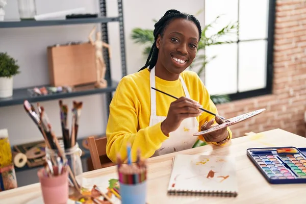 Afrykańska Amerykańska Artystka Uśmiecha Się Pewnie Rysując Notatniku Pracowni Artystycznej — Zdjęcie stockowe