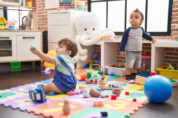 Anaokulunda Oyuncaklarla Oynayan Iki Çocuk — Stok fotoğraf