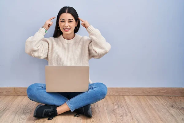Mujer Joven Usando Ordenador Portátil Sentado Suelo Casa Sonriendo Apuntando —  Fotos de Stock