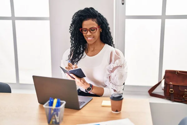 Afrikanische Amerikanische Geschäftsfrau Mit Laptop Schreiben Auf Notizbuch Arbeiten Büro — Stockfoto