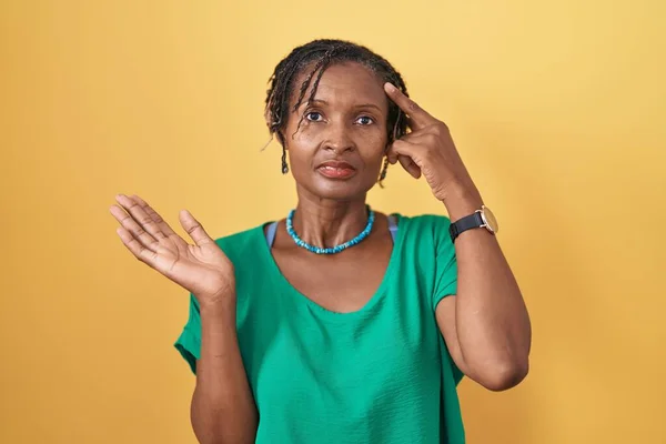 Mujer Africana Con Rastas Pie Sobre Fondo Amarillo Confundida Molesta — Foto de Stock