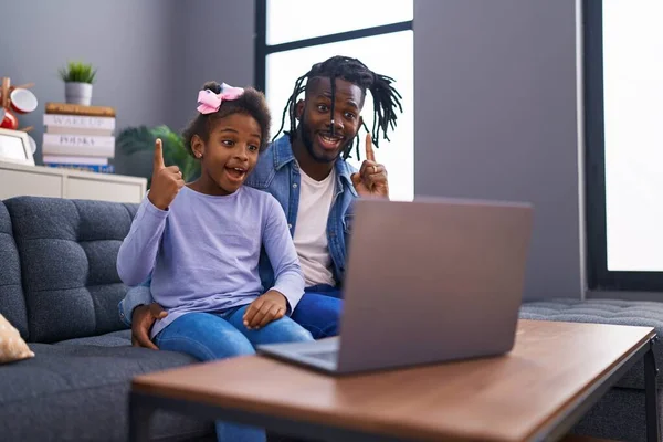 Afrykański Ojciec Córka Robi Wideo Rozmowy Laptopie Domu Uśmiechając Się — Zdjęcie stockowe