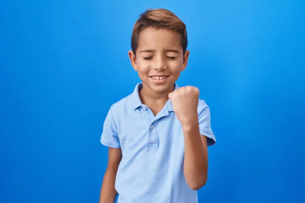 Kleiner Hispanischer Junge Lässigem Blauem Shirt Feiert Überrascht Und Erstaunt — Stockfoto
