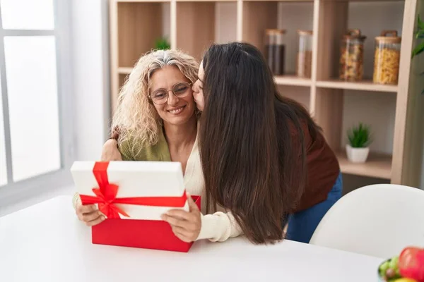 Twee Vrouwen Moeder Dochter Knuffelen Elkaar Verrassing Met Cadeau Thuis — Stockfoto