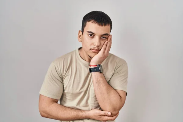 Młody Arabski Mężczyzna Luźnej Koszuli Myśli Wyglądający Zmęczonego Znudzonego Depresją — Zdjęcie stockowe
