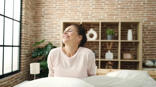 Hispanische Frau Mittleren Alters Lächelt Selbstbewusst Schlafzimmer Auf Dem Bett — Stockfoto