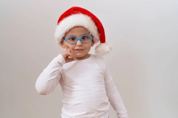 小さなヒスパニック系の男の子身に着けている眼鏡とクリスマスの帽子笑顔幸せなポインティングとともに手と指 — ストック写真