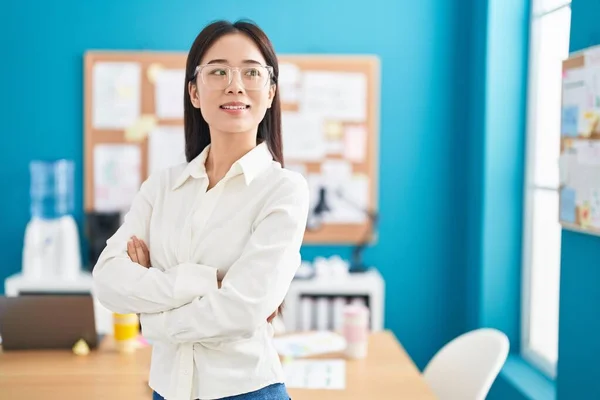 Young Chinese Woman Business Worker Smiling Confident Standing Arms Crossed — Stock Photo, Image