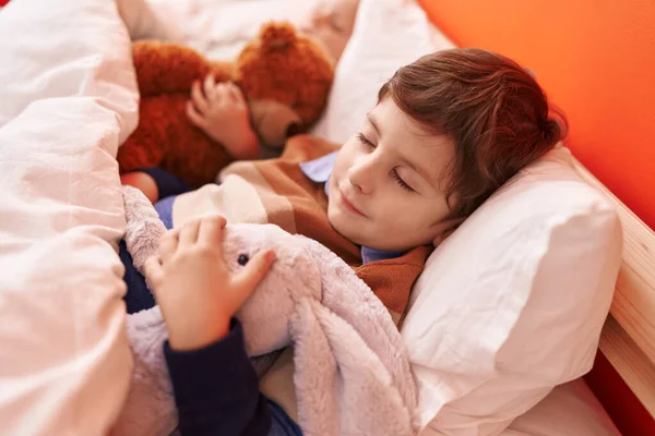 Чарівний Іспаномовний Хлопчик Лежить Ліжку Спить Дитячому Садку — стокове фото