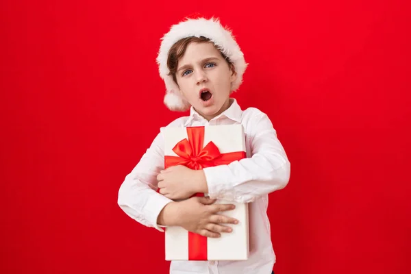 Malý Kavkazský Chlapec Vánočním Kloboukem Dárky Šokované Tváři Skeptický Sarkastický — Stock fotografie