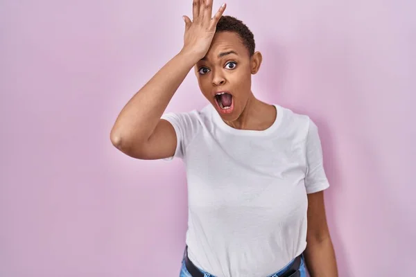 Beautiful African American Woman Standing Pink Background Surprised Hand Head — Stock Photo, Image