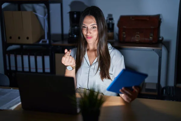 Young Brunette Woman Working Office Night Doing Money Gesture Hands — Stock Photo, Image