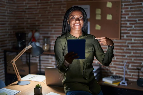Молодой Африканский Американец Косичками Работающий Ночам Офисе Уверенно Выглядящий Улыбкой — стоковое фото