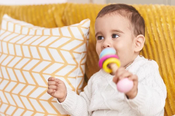 Adorável Hispânico Criança Chupando Brinquedo Sentado Sofá Casa — Fotografia de Stock