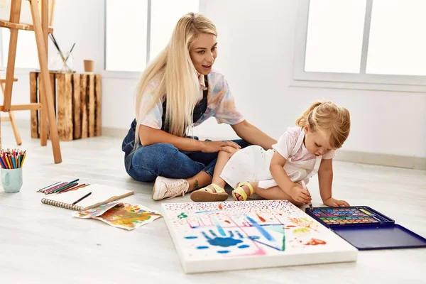 Mother Daughter Smiling Confident Drawing Sitting Floor Art Studio — 图库照片