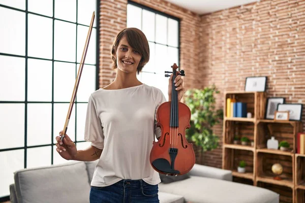 Jovem Bela Mulher Hispânica Músico Sorrindo Confiante Segurando Violino Casa — Fotografia de Stock