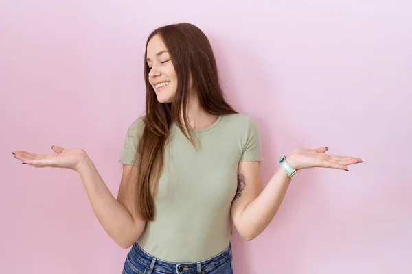 Mooie Brunette Vrouw Staan Roze Achtergrond Glimlachen Tonen Beide Handen — Stockfoto
