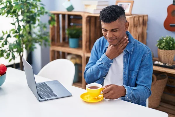 Young Latin Man Using Laptop Suffering Throat Pain Home — Stock Photo, Image