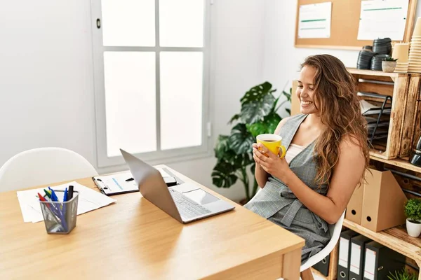 Genç Güzel Spanyol Kadını Laptop Kullanıyor Ofiste Kahve Içiyor — Stok fotoğraf