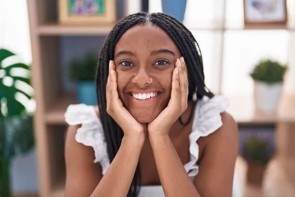 Afro Amerikaanse Vrouw Glimlachen Zelfverzekerd Zitten Tafel Thuis — Stockfoto